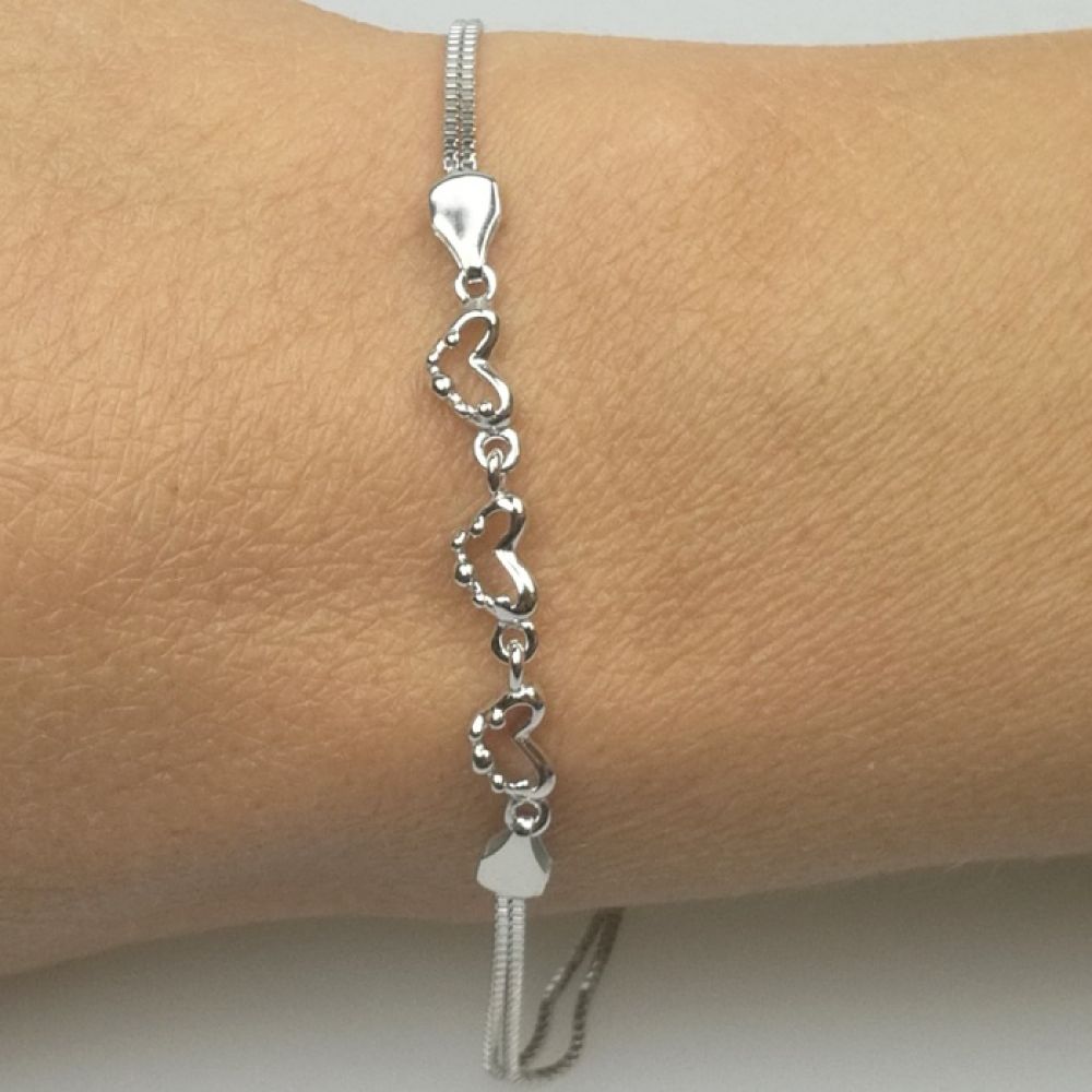 Stříbrný náramek se třemi srdíčky