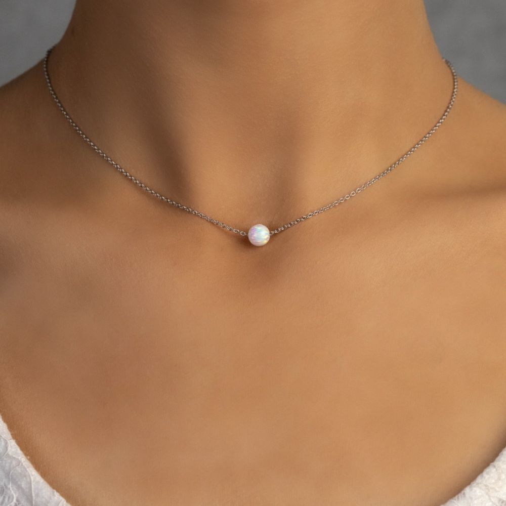 Stříbrný náhrdelník s kuličkou z bílého opálu