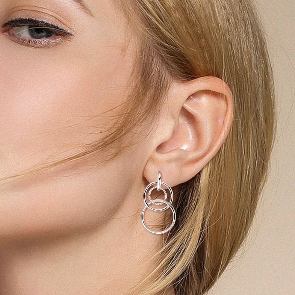 Stříbrné náušnice spojené kroužky visací