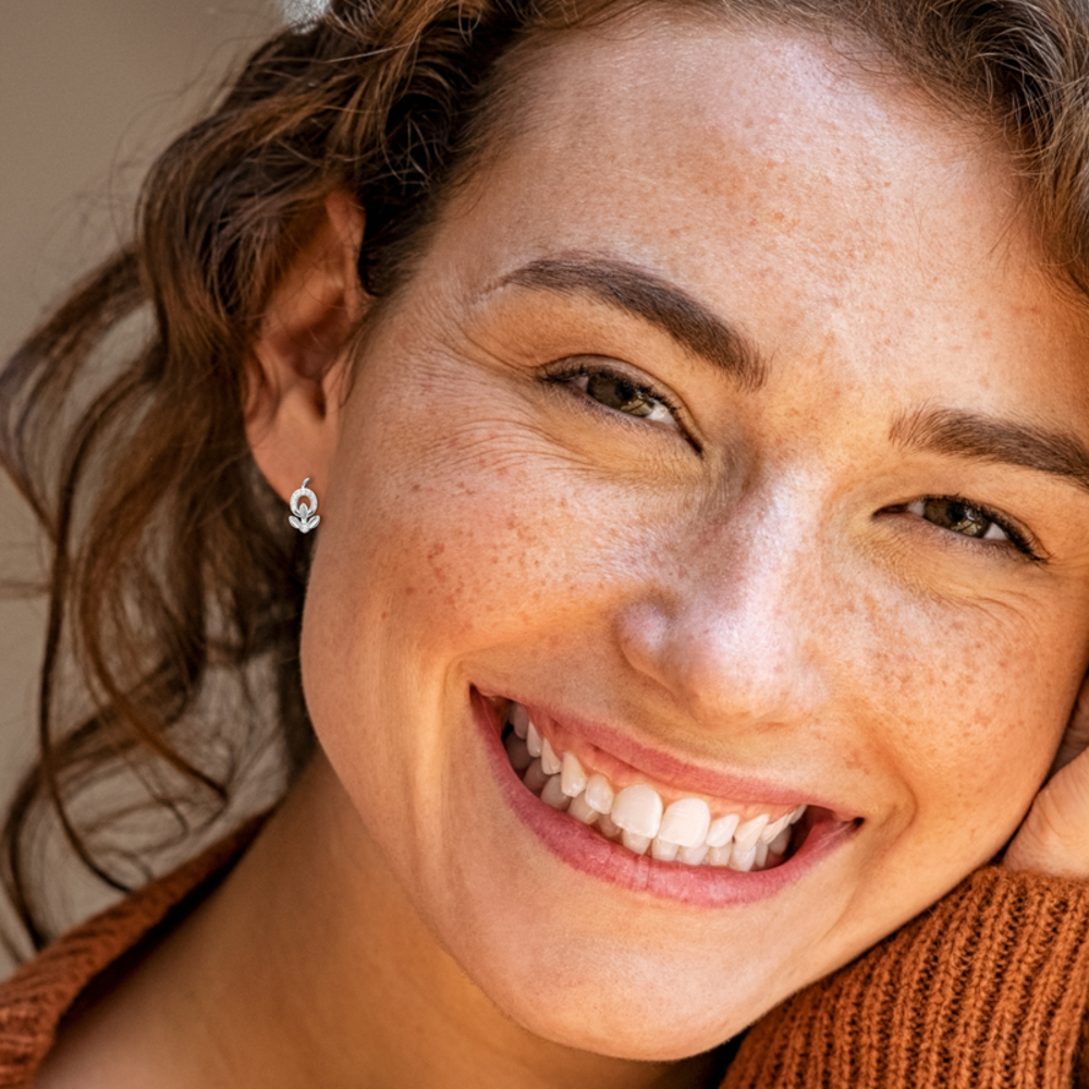 MINET Elegantní stříbrné náušnice kytičky s bílými zirkony 