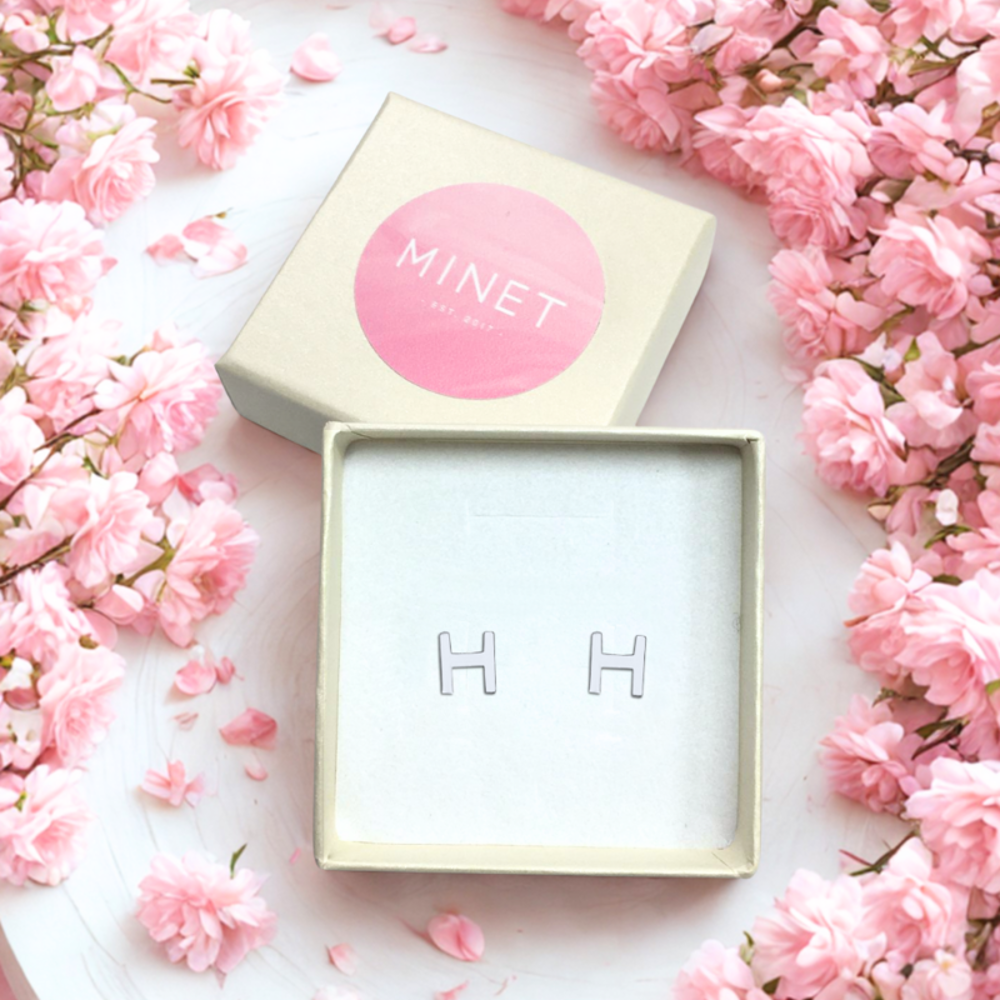 MINET Stříbrné náušnice písmeno "H"